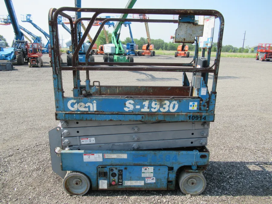 Genie GS1930 Scissor Lift #10914 - view 3