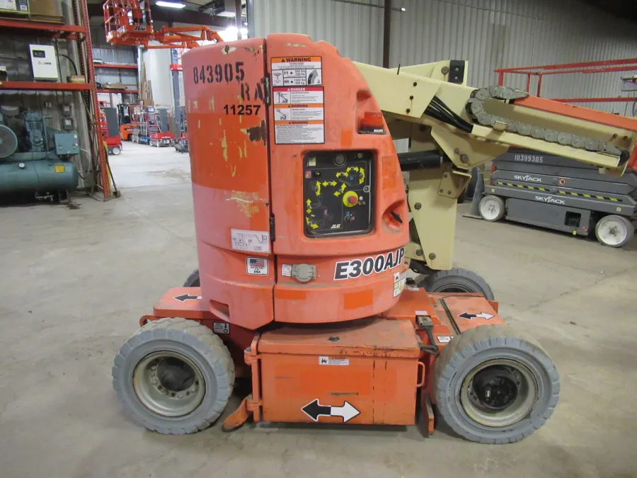 JLG E300AJP Boom Lift #11257 - view 2