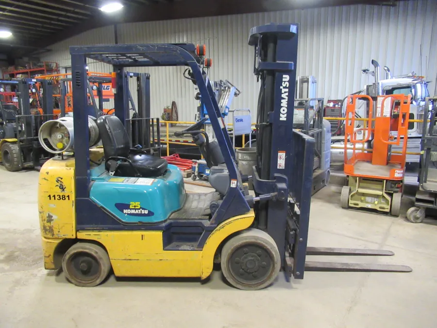 Komatsu FG25ST-12 Forklift #11381 - view 1