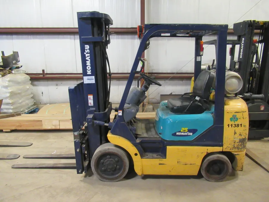 Komatsu FG25ST-12 Forklift #11381 - view 3