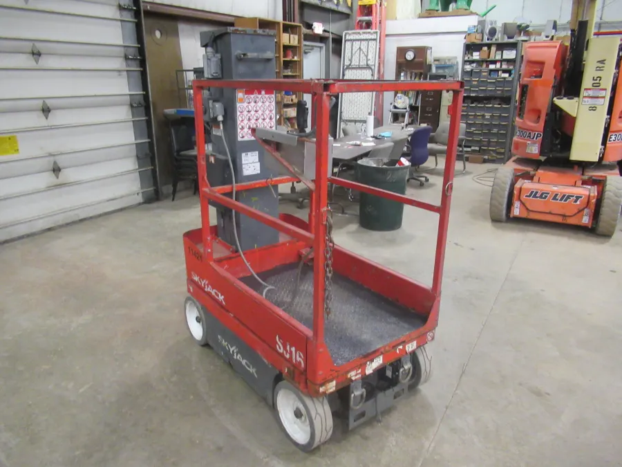 Skyjack SJ16 Vertical Mast Lift #11421 - view 4